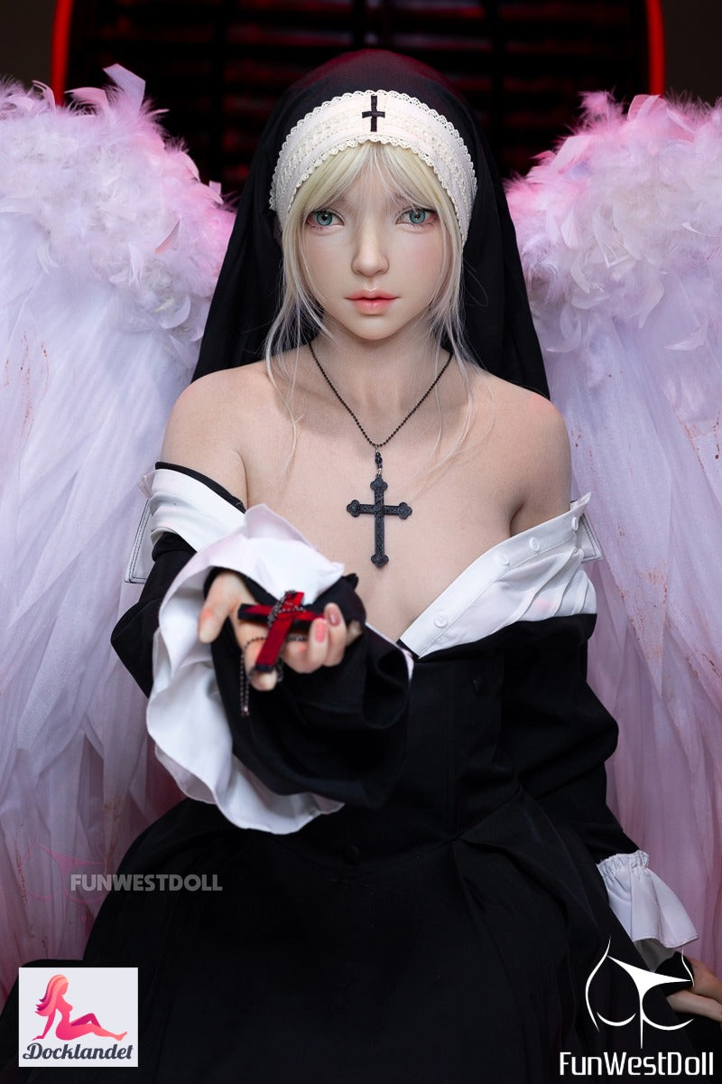 "FunWestDoll European Giselle – realistisk helkroppsdocka med naturtrogen hudtextur, detaljerade ansiktsdrag och premium TPE-material. Fotograferad under varm belysning för att visa realistisk hudton."