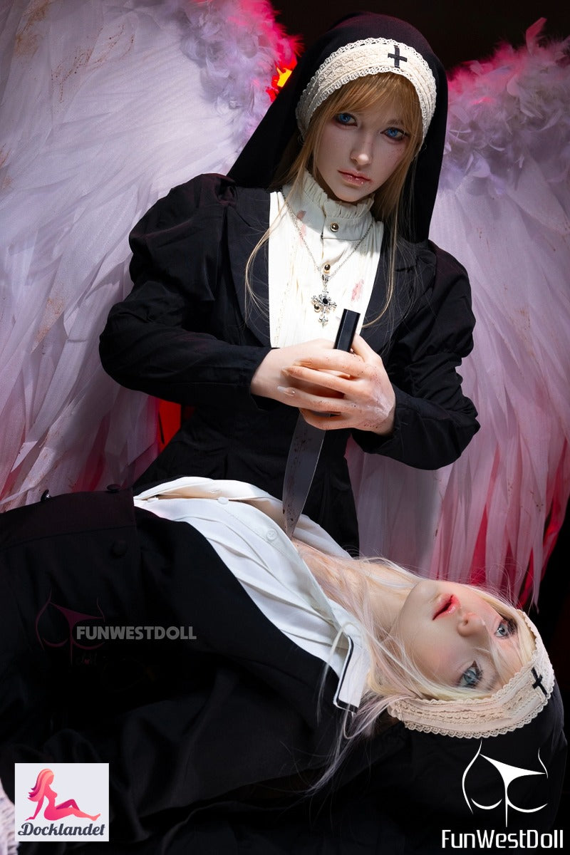 "Två realistiska sexdockor från FunWestDoll i nunneoutfit med korsdetaljer och änglavingar, visar dockornas autentiska hudtextur och detaljerade ansiktsdrag. Modell: European Bella – realistisk hudversion, säljs via Docklandet."